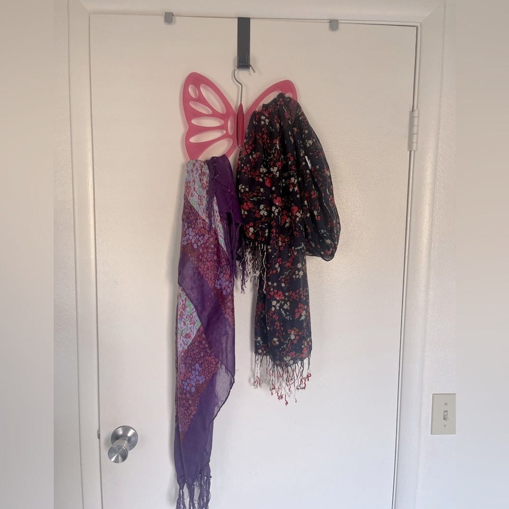 Scarf hanger and scarves